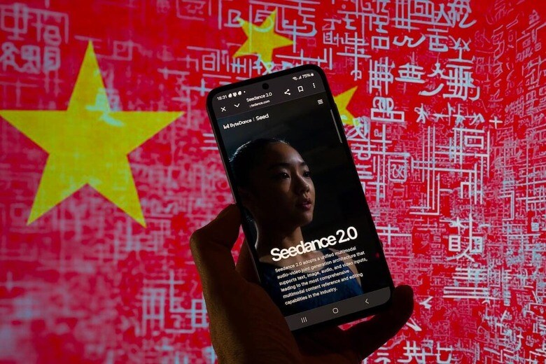 中国のAI動画生成モデル「Seedance 2.0」のホームページが表示されたスマートフォン（2月26日、ベルギー・ブリュッセルで撮影された写真イラスト）　Jonathan Raa via Reuters Connect