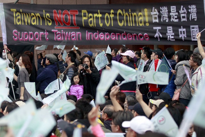 1月の台湾総統選。独立傾向が強いと中国に警戒されている蔡英文の支持者たち　Pichi Chuang-REUTERS