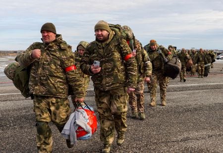 北大西洋条約機構（ＮＡＴＯ）当局者は９日、ロシアはウクライナで大規模な攻勢を開始するための弾薬と兵力が不足しており、他の国から大量の弾薬を確保する必要があるとの見方を示した。１月撮影（２０２４年　ロイター/Chingis Kondarov）