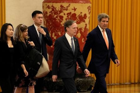 中国を訪問中のケリー米大統領特使（気候変動問題担当）は１９日、北京の人民大会堂で韓正国家副主席と会談し、気候変動は「普遍的な脅威」であり、外交問題とは切り離して扱うべきだと伝えた。写真は１９日に北京の人民大会堂での会議に出席するケリー氏とバーンズ駐中国大使（２０２３年　ロイター／Ng Han Guan）
