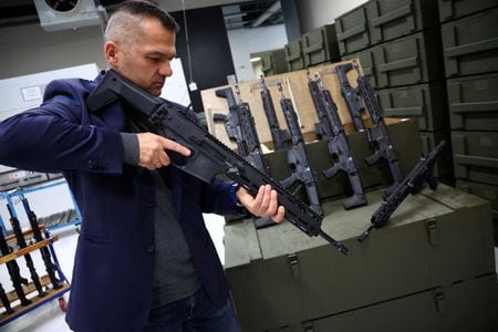 　中欧の防衛関連企業と政府当局者によれば、兵器や軍装備品、関連サービスの輸出を拡大するため、防衛関連各社が新たな契約交渉を進めているという。相手は、ロシアに代わる調達先を探しているアフリカ諸国だ。写真はポーランド国営企業ＰＧＺの武器工場で、アサルトライフル「ＧＲＯＴ Ｃ１６ ＦＢ－Ｍ１」システムを紹介する製造責任者。２０２２年１１月７日、ポーランドのラドムで撮影（２０２３年　ロイター/Kacper Pempel）