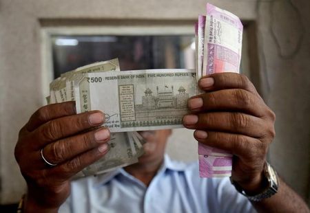 インドルピーが２日の取引で過去最安値を更新した。写真はルピー紙幣。アーメダバードで２０１８年９月撮影（２０２４年　ロイター／Amit Dave）