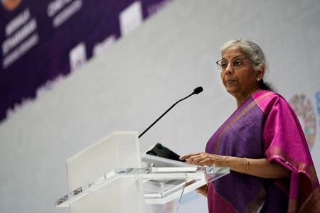 　インドのシタラマン財務相（写真）は９月１１日、同国企業による海外証券取引所への直接上場について、許可することを再検討する可能性を示した。米ワシントンで４月撮影（２０２３年　ロイター／Elizabeth Frantz）