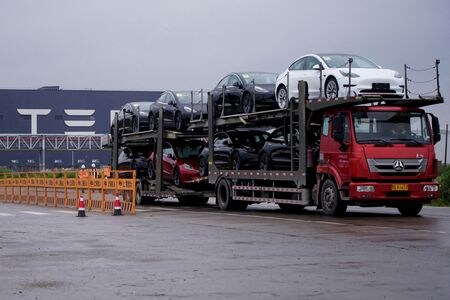 ４月２日、    米電気自動車（ＥＶ）大手テスラが発表した第１・四半期の納車台数は３１万００４８台で、この時期として過去最高を記録した。写真は２０２１年５月、上海の工場から搬出されるテスラ車（２０２２年　ロイター/Aly Song）