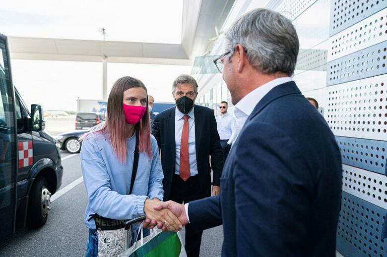 意思に反する帰国指示を拒否し、亡命を求めていたベラルーシの五輪代表、クリスツィナ・ツィマノウスカヤ選手（２４）が４日、オーストリアのウィーンに無事到着した。写真は握手するツィマノウスカヤ選手とオーストリアのブルンナー環境副大臣。サードパーティー提供（２０２１年　ロイター）