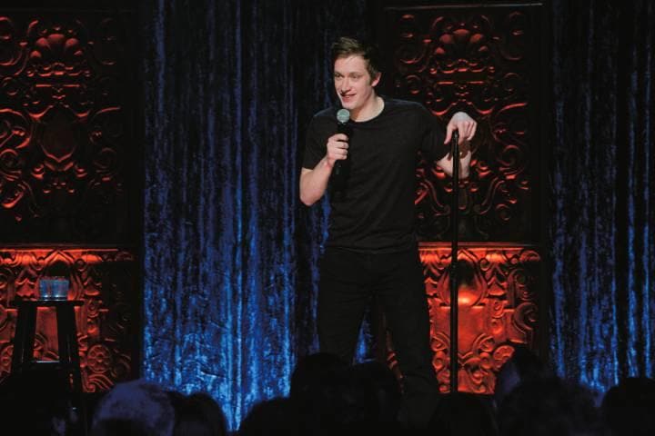 鋭い観察力と率直な言葉で観客を引き込む　COURTESY NETFLIX