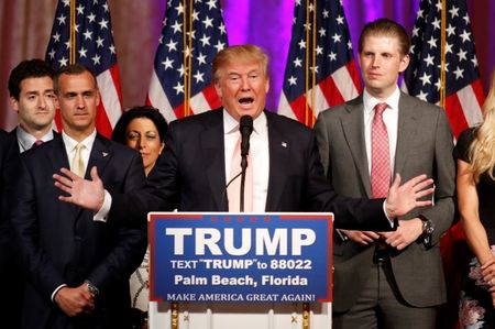 　３月１６日、オンライン賭けサイトでは、米大統領選の共和党候補指名争いが、７月の共和党全国大会での決選投票に持ち込まれるとの見方が広がっている。写真は指名争いで首位を走る不動産王ドナルド・トランプ氏。フロリダ州で１５日撮影（２０１６年　ロイター/Joe Skipper）