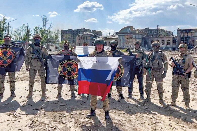 ウクライナ東部バフムートで声明を発表するプリゴジンとワグネルの戦闘員　PRESS SERVICE OF “CONCORD”ｰHANDOUTｰREUTERS