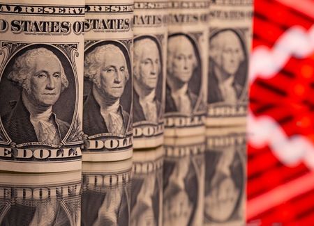 午後３時のドル／円は、前日ニューヨーク市場午後５時時点に比べ、ドル高／円安の１０８円後半。米長期金利の小幅な上昇、豪ドルの下落、アジア株の上昇によるリスク選好の円売りなどに支えられ、ドルは底堅い展開となった。写真はドル紙幣を使った写真イラスト。２０２１年２月８日に撮影。（２０２１年　ロイター／Dado Ruvic）
