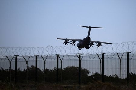 イタリアのクロセット国防相は５日、フランス、スペイン、オランダを含めた４カ国が、地中海の島国キプロスを保護するため数日以内に海軍を派遣すると議会で述べた。ドローンの攻撃を受けたキプロスの英国領アクロティリ空軍基地で撮影（２０２６年　ロイター/Yiannis Kourtoglou）