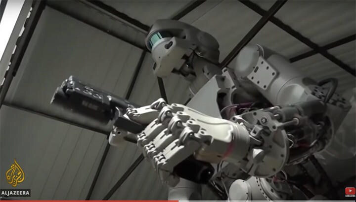 自律型ロボット兵器の目的は自軍兵士の犠牲を減らし、人員不足を補うこと　Al Jazeera English/YouTube