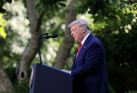 　トランプ米大統領（写真）は７月１４日、中国が香港への統制を強める「国家安全維持法（国安法）」を巡り、中国の「抑圧的な行動」への対抗措置として、米国が香港に対し認めてきた優遇措置を廃止する大統領令に署名した。（２０２０年　ロイター/Jonathan Ernst）