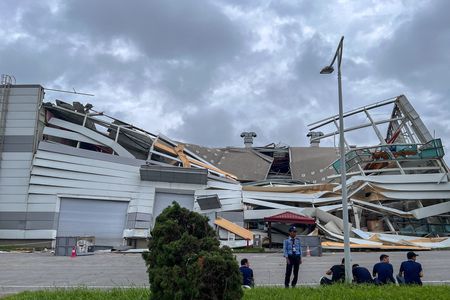 ベトナム政府は、台風１１号とそれに伴う土砂崩れや洪水により、週末に北部で少なくとも２４人が死亡、２９９人が負傷したと発表した。写真は台風で倒壊したハイフォンのビル（２０２４年　ロイター／Minh Nguyen）
