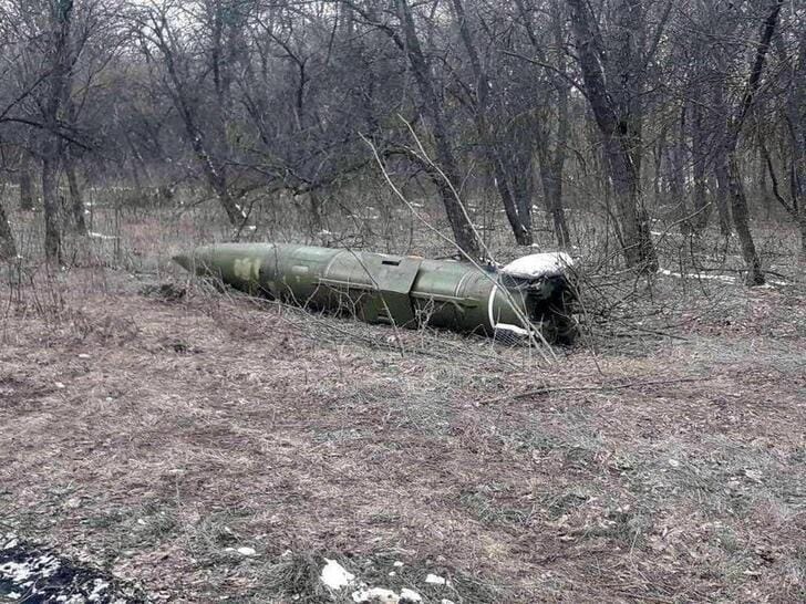 米情報活動に詳しい米当局者3人によると、米政府はロシアのウクライナへの精密誘導ミサイル攻撃について、一部ミサイルの「失敗率」が最大で60％にも上ると分析している。写真はPress service of the National Guard of Ukraineが9日に提供。ウクライナ当局によると、同国東部クラマトルスクで撮影した不発の短距離極超音速ミサイルだという（2022年　ロイター）