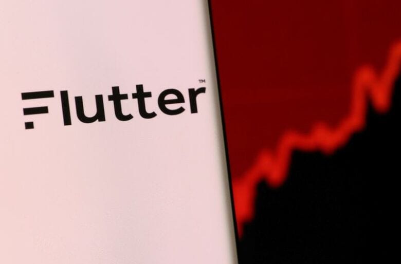 フラッターのロゴと株価チャートのイメージ。２０２１年１２月撮影。REUTERS/Dado Ruvic