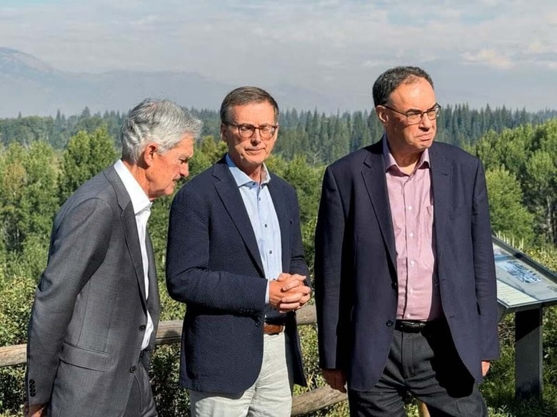 今年の国際経済シンポジウム「ジャクソンホール会議」では、景気低迷の兆しや労働市場の悪化リスクが議論に影を落とし、金融政策の行方に注目が集まった。写真はパウエル米ＦＲＢ議長、カナダ中銀のマックレム総裁、英中銀のベイリー総裁。ジャクソンホールで２３日撮影（２０２４年　ロイター／Ann Saphir）