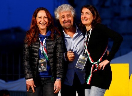 　６月２０日、イタリアの反体制派政党「五つ星運動」は世論調査で高い支持率を得ており、来る総選挙での政権獲得に向けてポピュリスト（大衆迎合主義者）のイメージを払しょくし、外国人投資家や金融市場の信頼を勝ち取ろとしている。写真はカルラ・ルオッコ氏（右）ら運動の幹部。ローマで２０１６年１１月撮影（２０１７年　ロイター/Remo Casilli）