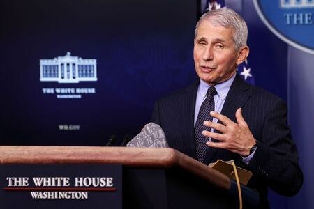 米国立アレルギー感染症研究所のファウチ所長は１８日、新型コロナウイルス流行にさらされた社会生活が年末までに正常化する可能性があるとの見通しを示した。１月撮影（２０２１年　ロイター/JONATHAN ERNST）