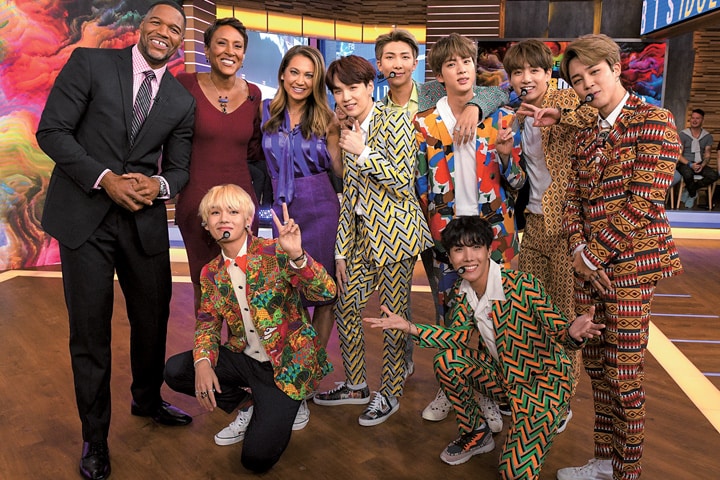 『グッドモーニング・アメリカ』の司会マイケル・ストレイハン（左）、ロビン・ロバーツ（左から2人目）らと　LORENZO BEVILAQUAーABC／GETTY IMAGES