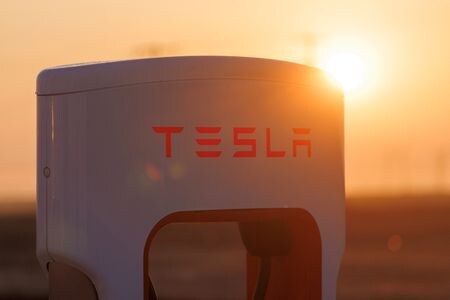 米電気自動車（ＥＶ）大手テスラが２３日発表した第２・四半期決算は予想外の増収となった。２０２３年１月撮影（２０２４年　ロイター/Mike Blake）