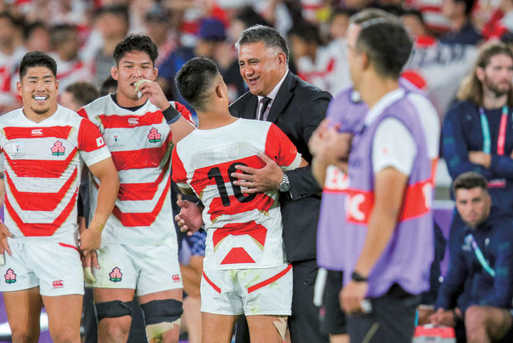 日本代表ヘッドコーチのジョセフ（中央）は選手としてもかつて日本でプレーした（10月13日）　AFLO