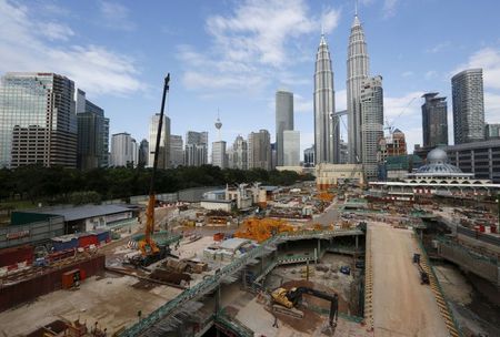 マレーシア中央銀行が１２日発表した第３・四半期の国内総生産（ＧＤＰ）は前年比４．５％減少と、市場予想の１．３％減よりも大幅な落ち込みとなった。写真はクアラルンプールで２０１６年２月撮影（２０２１年　ロイター／Olivia Harris）