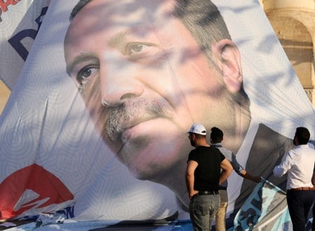 　６月２１日、トルコで２４日に実施される大統領・議会選では、エルドアン大統領が再選され、憲法改正に基づき権限も強化される見通しだ。写真は１９日、トルコのマルディンに貼られる同大統領のポスター（２０１８年　ロイター/Goran Tomasevic）