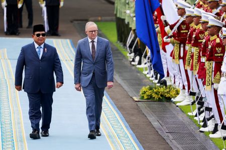 　５月１５日、オーストラリアのアルバニージー首相（右）は、総選挙勝利を受けた政権２期目初の外遊先となったインドネシアでプラボウォ大統領（左）と会談し、防衛協力や世界貿易を巡って話し合った。ジャカルタのムルデカ宮殿で１５日撮影（２０２５年　ロイター/Ajeng Dinar Ulfiana）