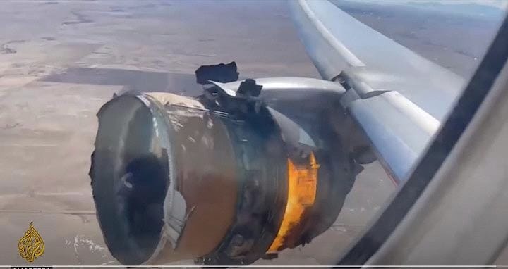 米ユナイテッド航空は同社が運航するボーイング777型機が20日にエンジンの故障で緊急着陸したことを受け、同じエンジンを搭載する同型機全24機の運航を停止すると発表した。写真はエンジンから煙を上げるユナイテッド機　Al Jazeera English / YouTube