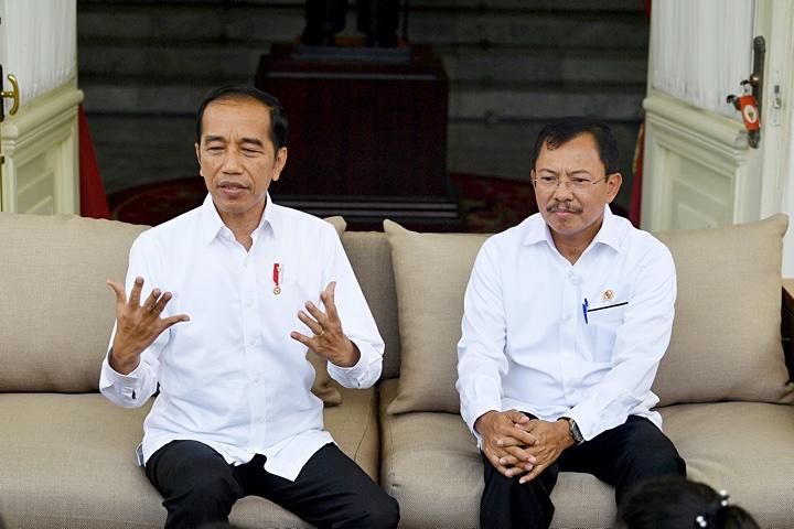 会見するジョコ・ウイドド大統領と保健相　Antara Foto Agency - REUTERS