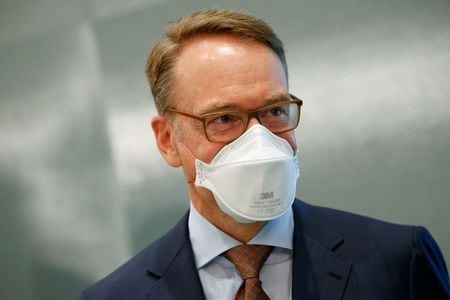 欧州中央銀行（ＥＣＢ）理事会メンバーのワイトマン独連銀総裁は３０日、ＥＣＢは政府から一定の距離を置き、政府に資金を供給したり物価安定以外の目標を目指したりすべきでないと訴えた。ベルリンで６月の代表撮影。（２０２１年　ロイター）