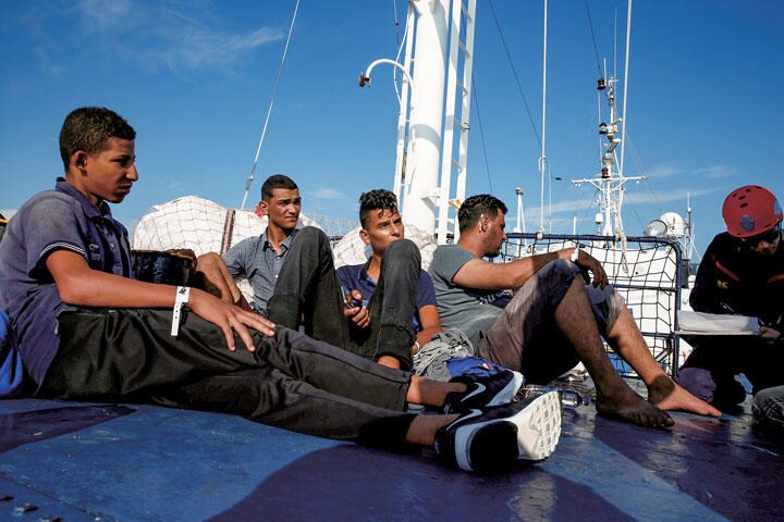 クルド人難民の男児アランの名を冠したドイツの難民救助船は昨年8月にもチュニジアからの避難民を救出していた　DARRIN ZAMMIT LUPI-REUTERS