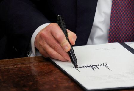 　ロイター／イプソスの調査によると、トランプ大統領が就任後に出した数々の大統領令について米国民は、「出生地主義」の修正やメキシコ湾の｢アメリカ湾｣への改称など、一部に対して否定的な見方を示している。写真は、大統領執務室で大統領令に署名する同大統領。１月２１日、ワシントンで撮影（２０２５年　ロイター/Carlos Barria）