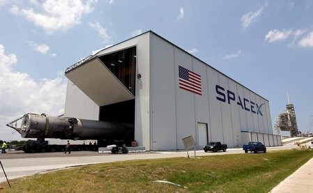 　９月８日、米民間宇宙企業スペースＸのロケット爆発事故について、競合するユナイテッド・ローンチ・アライアンスのトーリー・ブルーノ最高経営責任者は、再び打ち上げを行うには早くても９カ月かかるとの見方を示した。写真はスペースＸのロケット「ファルコン９」、フロリダ州で５月撮影（２０１６年　ロイター/Joe Skipper）