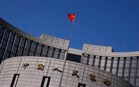 　１１月６日、中国人民銀行（中央銀行）デジタル通貨研究所の穆長春所長は、同国のデジタル通貨発行計画について、商業銀行を含む金融機関が新しい通貨を使った最良のサービス提供を目指し、激しい競争を繰り広げるだろうと予想した。写真は中国人民銀。北京で２０１４年４月撮影（２０１９年　ロイター／Petar Kujundzic）