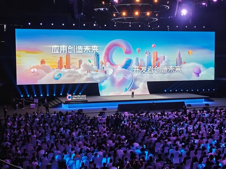 武漢で開かれたAI開発者会議で、IT大手百度が最新のAIモデルを発表（4月25日）Photo by Ding Yi/VCG