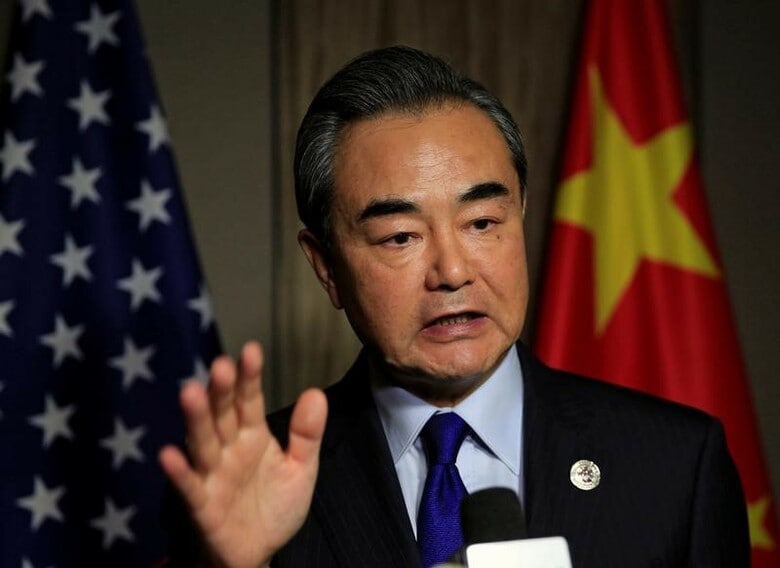 ８月７日、日米豪の３カ国は、南シナ海の紛争防止に向けて中国と東南アジア諸国連合（ＡＳＥＡＮ）が策定を目指す「行動規範」について、法的拘束力を持たせるよう求めるとともに、同地域での「一方的な威圧行動」に強く反対する立場を表明した。写真は中国の王毅外相、マニラで６日撮影（２０１７年　ロイター/Romeo Ranoco）