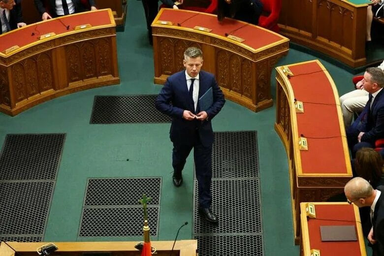 マジャル首相。ハンガリー議会で5月12日撮影。 REUTERS/Bernadett Szabo