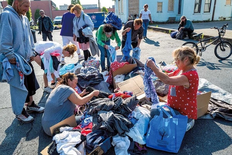 貧困層にとって食料・古着支給イベントやフードスタンプが使える店は貴重な存在。写真は毎週催される宗教団体主催の食料・古着支給イベント（ウェストバージニア州）　SPENCER PLATT/GETTY IMAGES