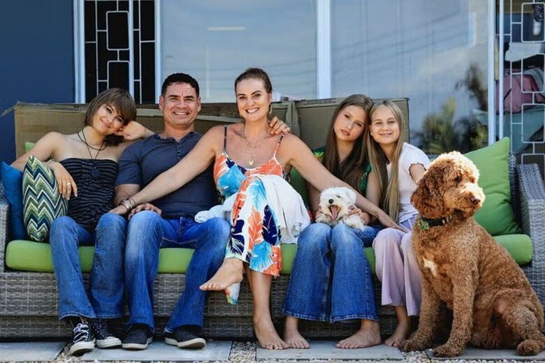 ３月、西ケープ州プレテンバーグベイの自宅で取材に応じるナオミ・サファイアと家族。REUTERS/Esa Alexander