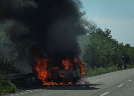 　７月２０日、バーンズ米中央情報局（ＣＩＡ）長官は、ウクライナ戦争でこれまでにロシア側の死者が約１万５０００人、負傷者は４万５０００人に達したとの見方を示した。写真は１６日、ドンバス地域で炎上する車両（２０２２年　ロイター/Gleb Garanich）
