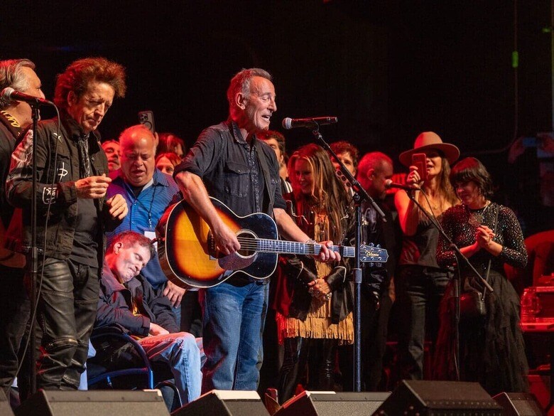 ステージでトランプを批判したスプリングスティーン（1月17日、ニュージャージー州カウント・ベイシー・センター）　USA TODAY Network via Reuters Connect