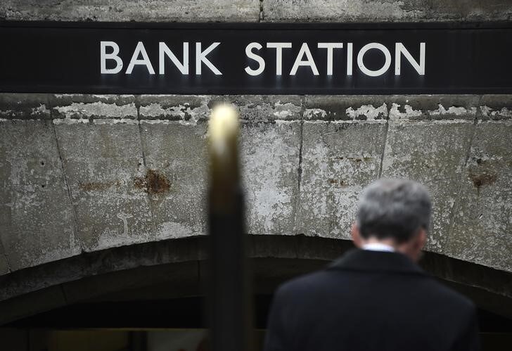 ４月５日、英国では、ＥＵ離脱の是非を問う国民投票の正式な選挙期間にまもなく入るが、大手銀行はルール違反を恐れて意見表明を控えるだろう。写真はロンドンの地下鉄バンク駅。３月撮影（２０１６年　ロイター/Toby Melville）