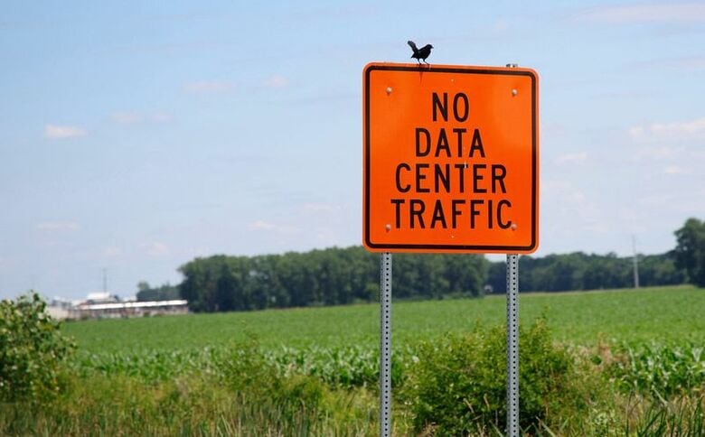 写真は「データセンター車両通行禁止」の標識。6月27日、米ミシガン州サリン郡区で撮影。REUTERS/Rebecca Cook