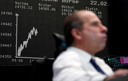 ２月２７日、 ウクライナを侵攻したロシアに対する一連の追加制裁に関し、世界の大手金融機関の幹部やコンプライアンス（法令順守）担当者らは週末返上で、情報収集などの対応に追われた。フランクフルト証券取引所で２２日撮影（２０２２年　ロイター/Timm Reichert）