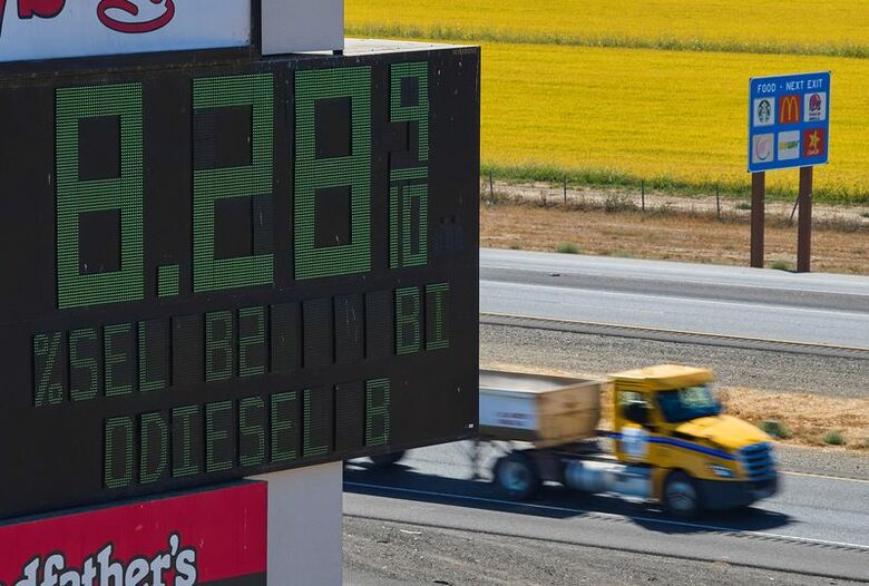ディーゼル燃料の価格を表示した看板。米カリフォルニア州ウィリアムズで９月撮影。REUTERS/Fred Greaves