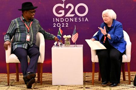 　７月１６日、イエレン米財務長官（写真・右）は、ロシア産石油の価格上限設定について、インドネシアで開かれた２０カ国・地域（Ｇ２０）財務相会議の合間に多くの国と「生産的な」協議を行ったと明らかにした。写真は南アフリカのゴドングワナ財務相との会談。１６日に代表撮影（２０２２年　ロイター）