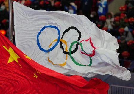 中国の政府当局者がロシア政府高官に対し、北京冬季五輪が終了するまでウクライナを侵攻しないよう２月初旬に要請していたと、米紙ニューヨーク・タイムズが欧米政府当局者の情報として報じた。写真は五輪閉会式で２０日撮影（２０２２年　ロイター／Aleksandra Szmigiel）