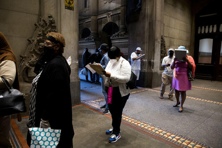 9月末、期日前投票を行うために並ぶ黒人有権者（ペンシルバニア州フィラデルフィア）　Rachel Wisniewski-REUTERS