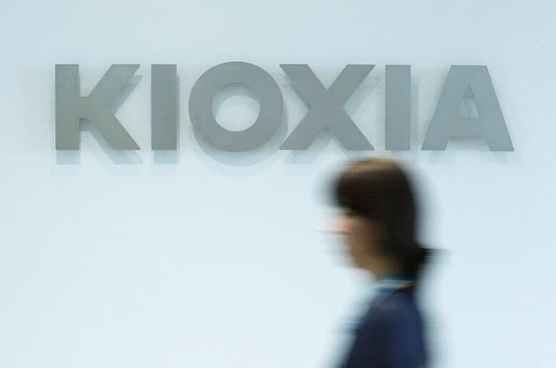 キオクシアのロゴ。9月3日、東京で撮影。REUTERS/Issei Kato